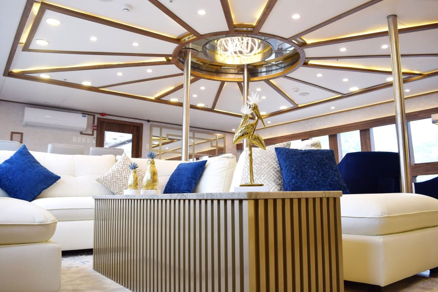 Lounge interno do Tiburon Explorer