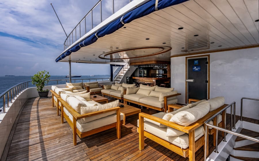 Bar e lounge em área externa do liveaboard