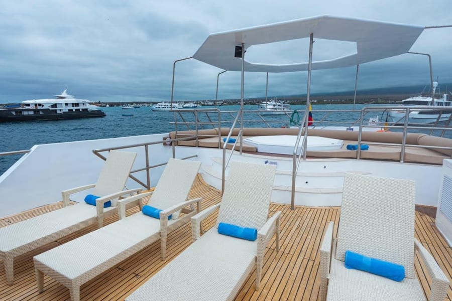 Deck de sol do Tiburon Explorer, com espreguiçadeiras e jacuzzi