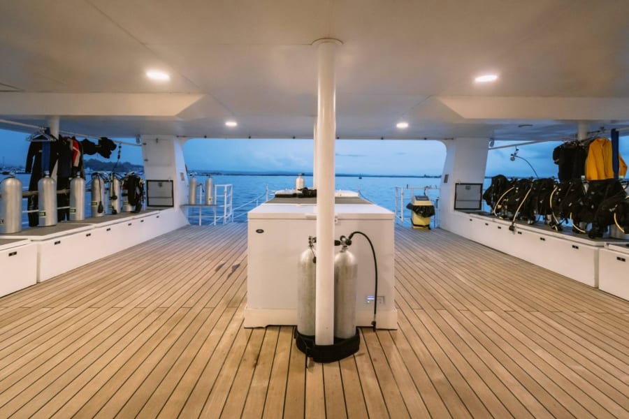 Ambiente interno do liveaboard Solitude Adventurer