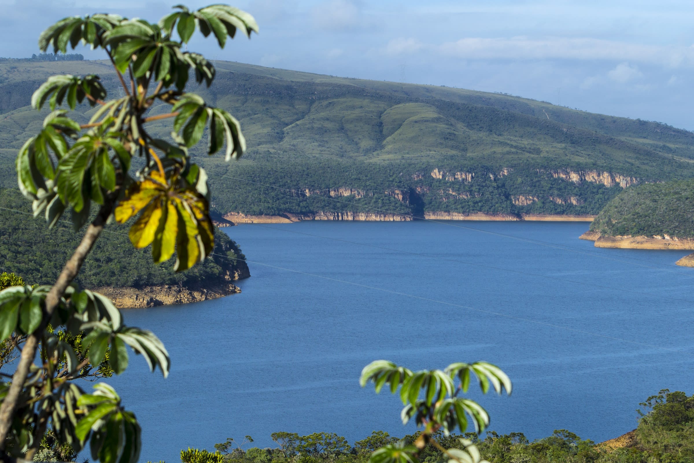 Represa de Furnas com a Serra da Canastra ao fundo