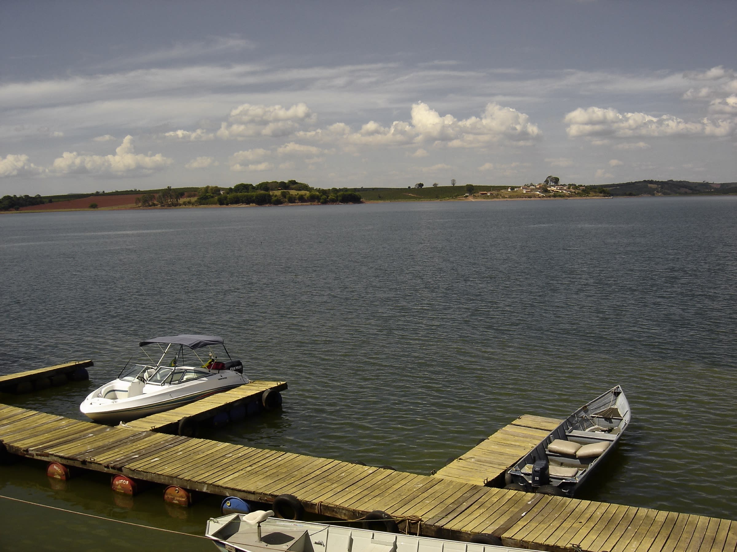 Píer com barcos na Represa de Furnas