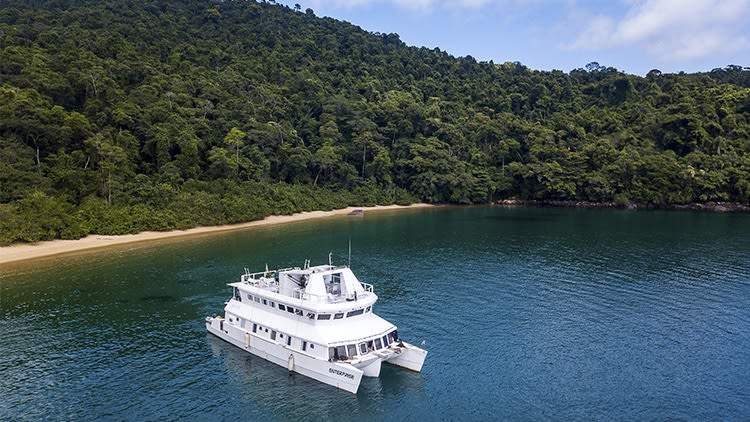 Catamarã Enterprise fundeado em Ilha Grande