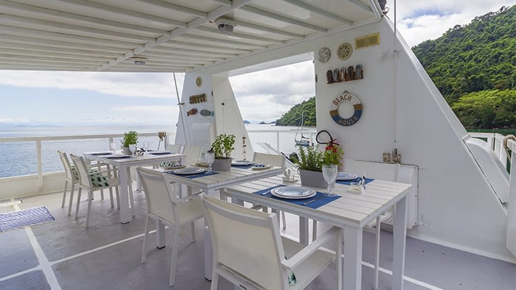 Área de refeições a bordo com vista para o mar