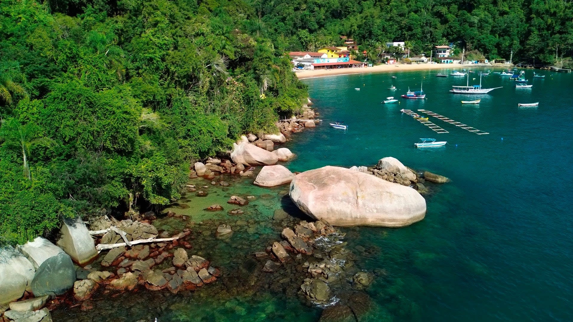Vista aérea da Praia Vermelha, em Ilha Grande