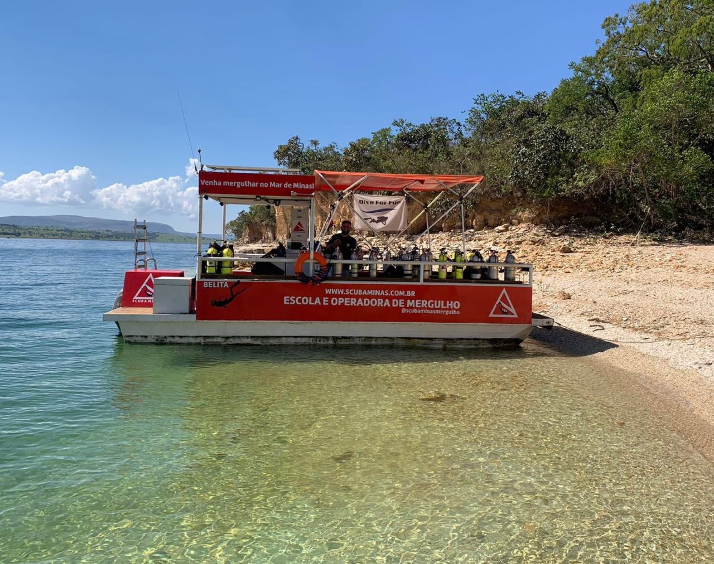 Scubaminas dive boat with cylinders on the Furnas Reservoir