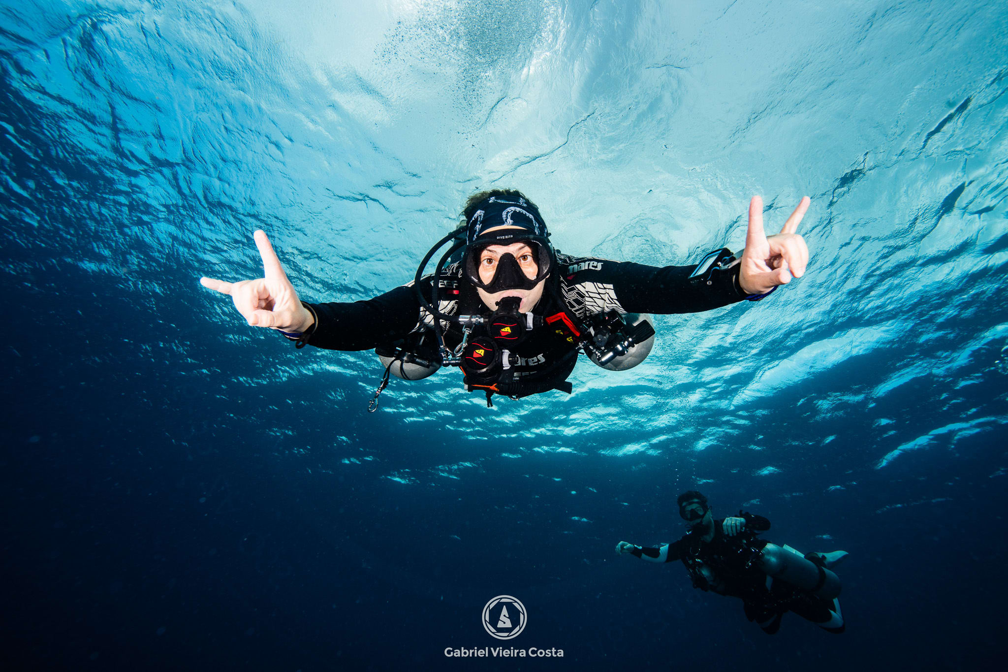 Mergulhador celebrando a experiência do mergulho