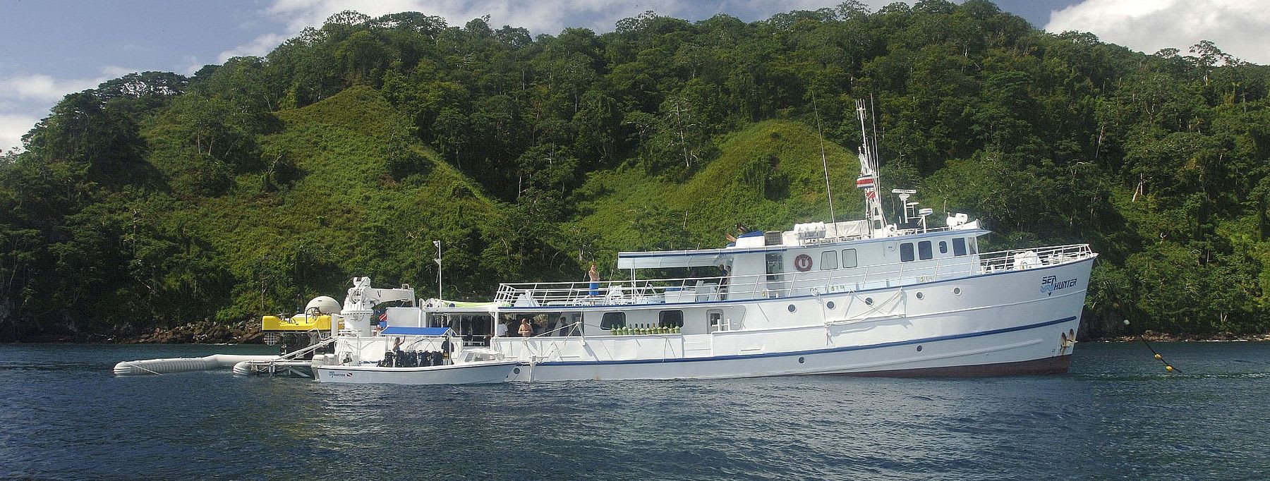 Sea Hunter ancorado em Cocos