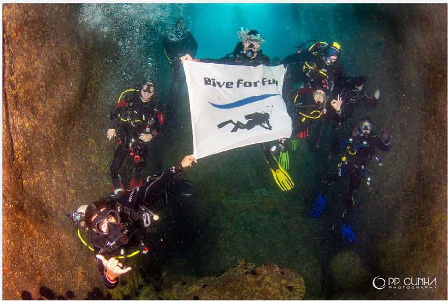 Mergulhadores Dive For Fun no Mar de Fora