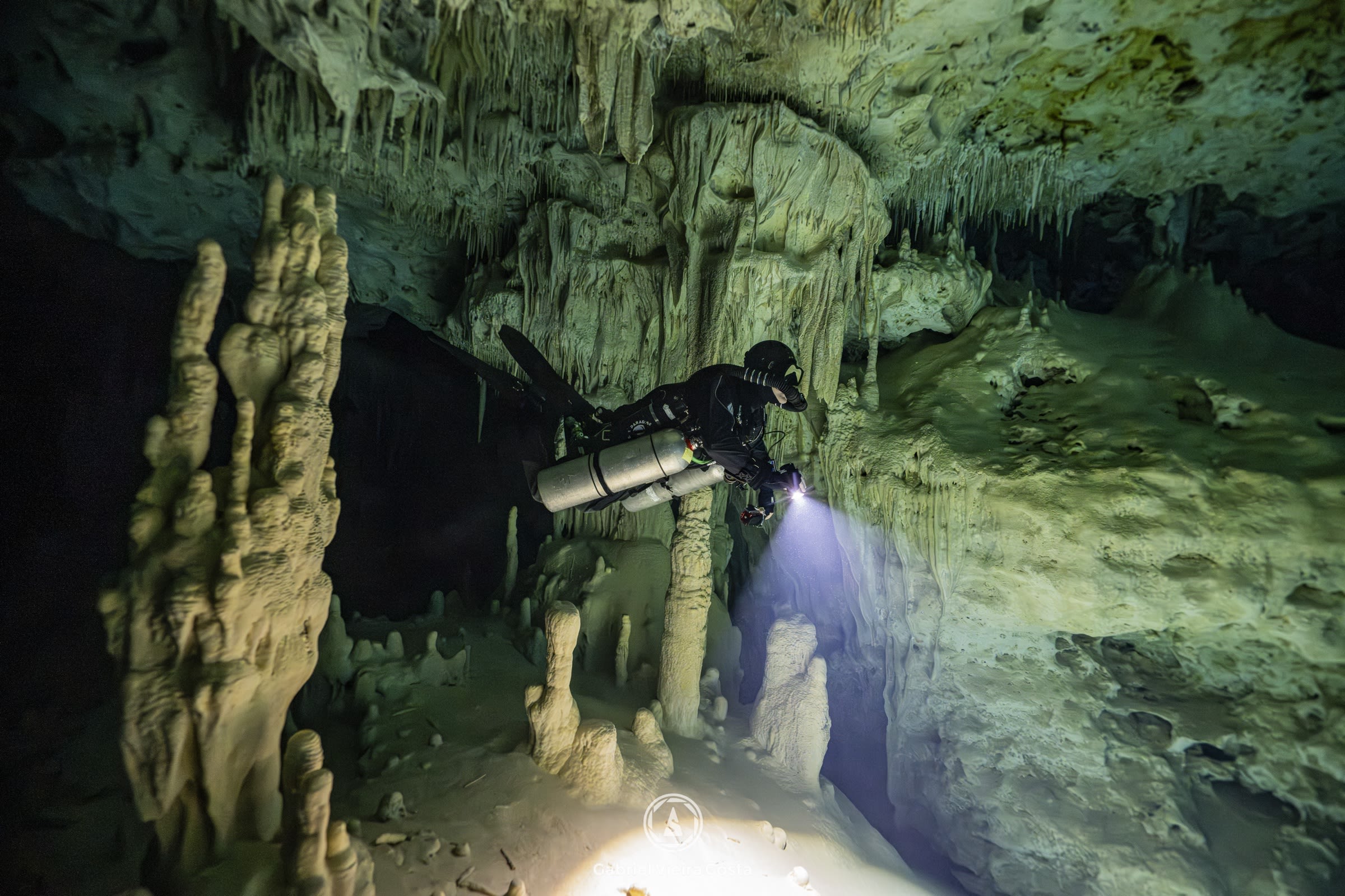 Mergulhador sidemount em caverna de Tulum