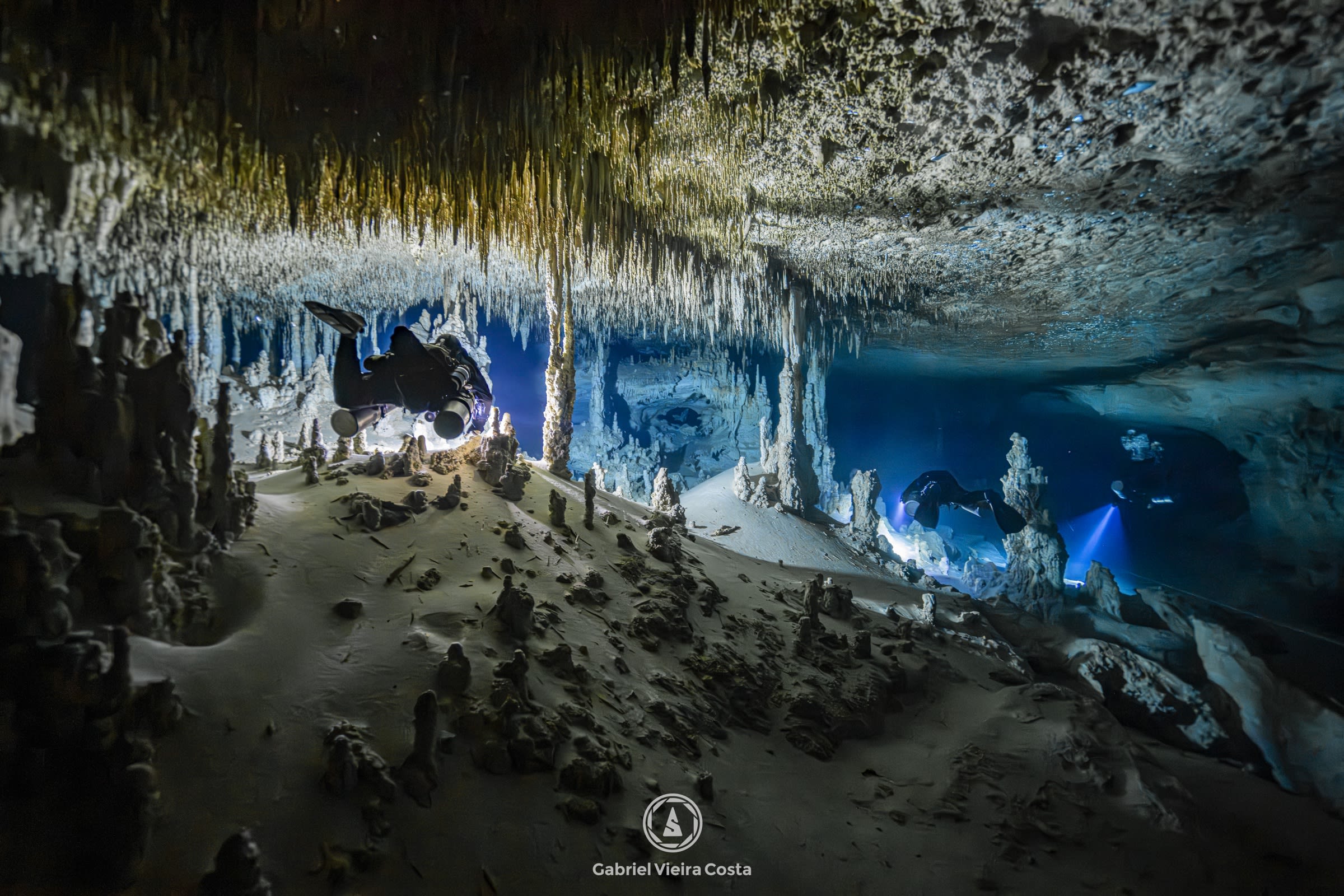 Salão decorado de caverna com mergulhador em Tulum