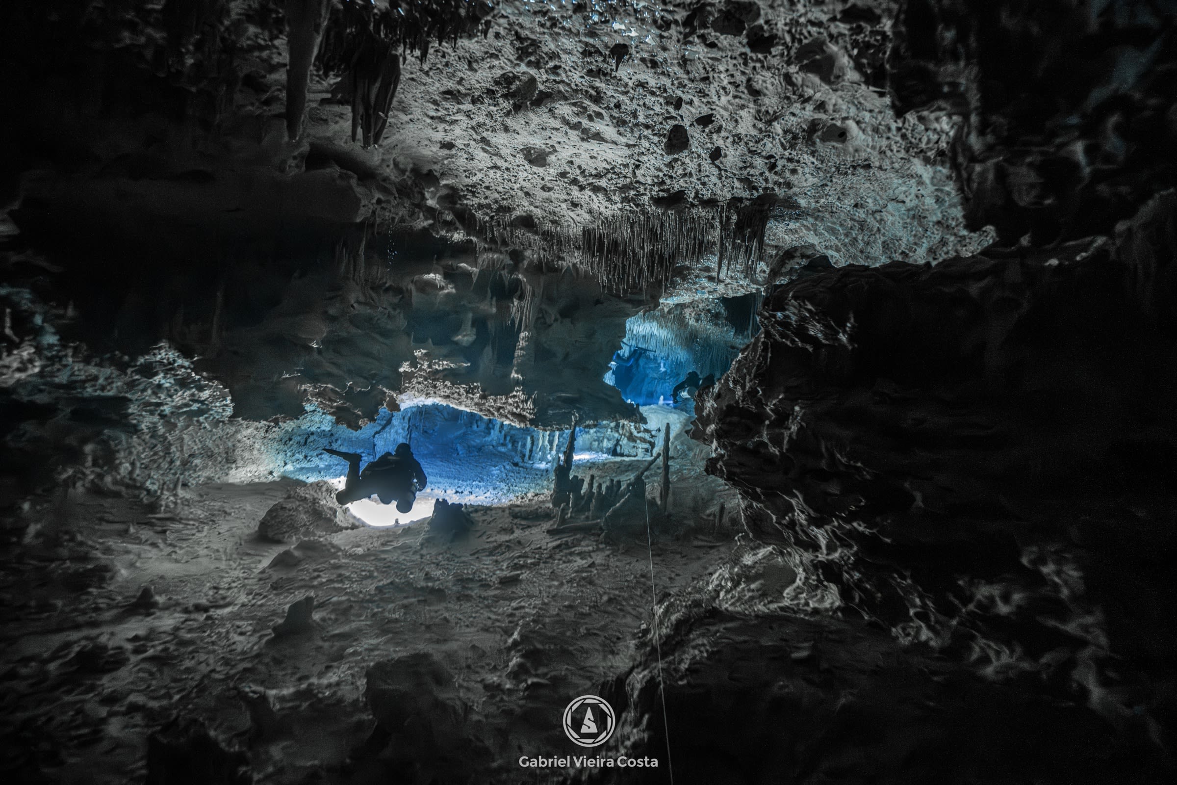 Luz azul no interior da caverna
