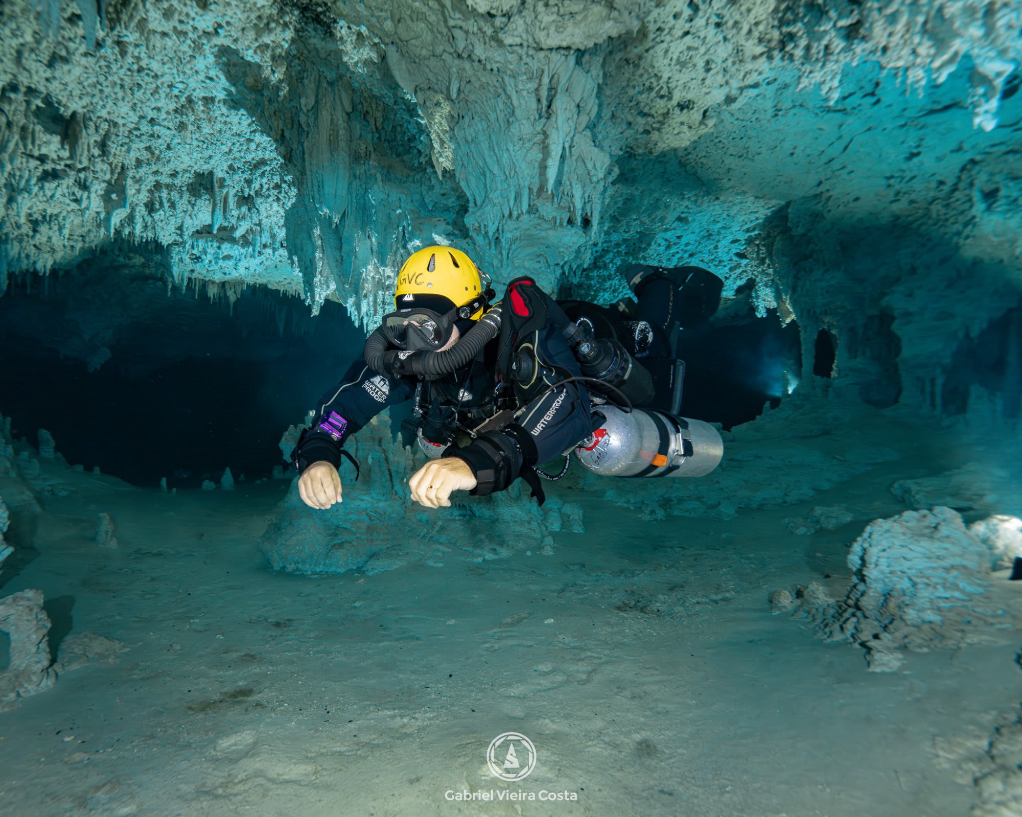 Mergulhador com KISS Sidewinder em caverna com estalactites — © Gabriel Vieira Costa