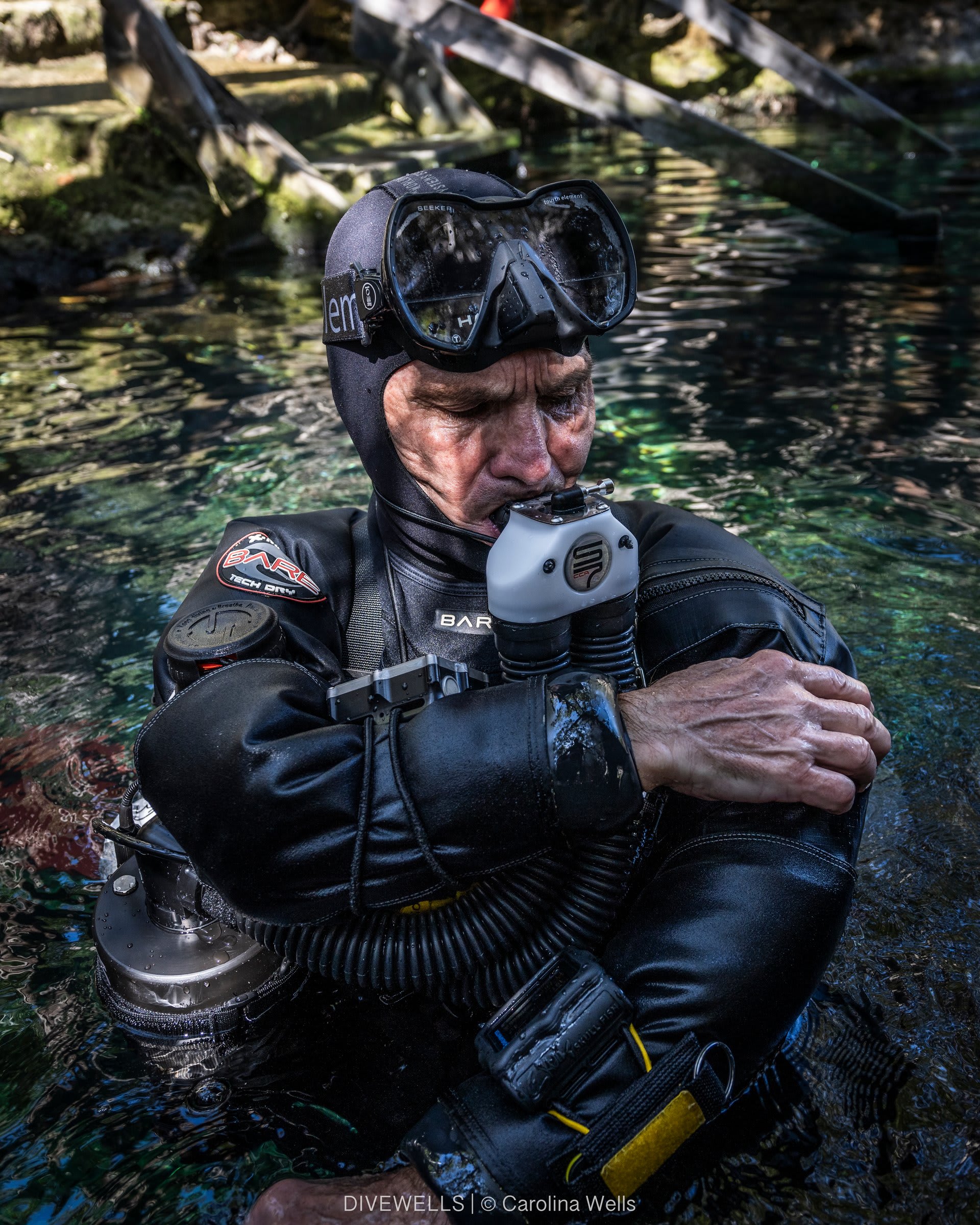 Mergulhador equipado com o rebreather S7 antes do mergulho