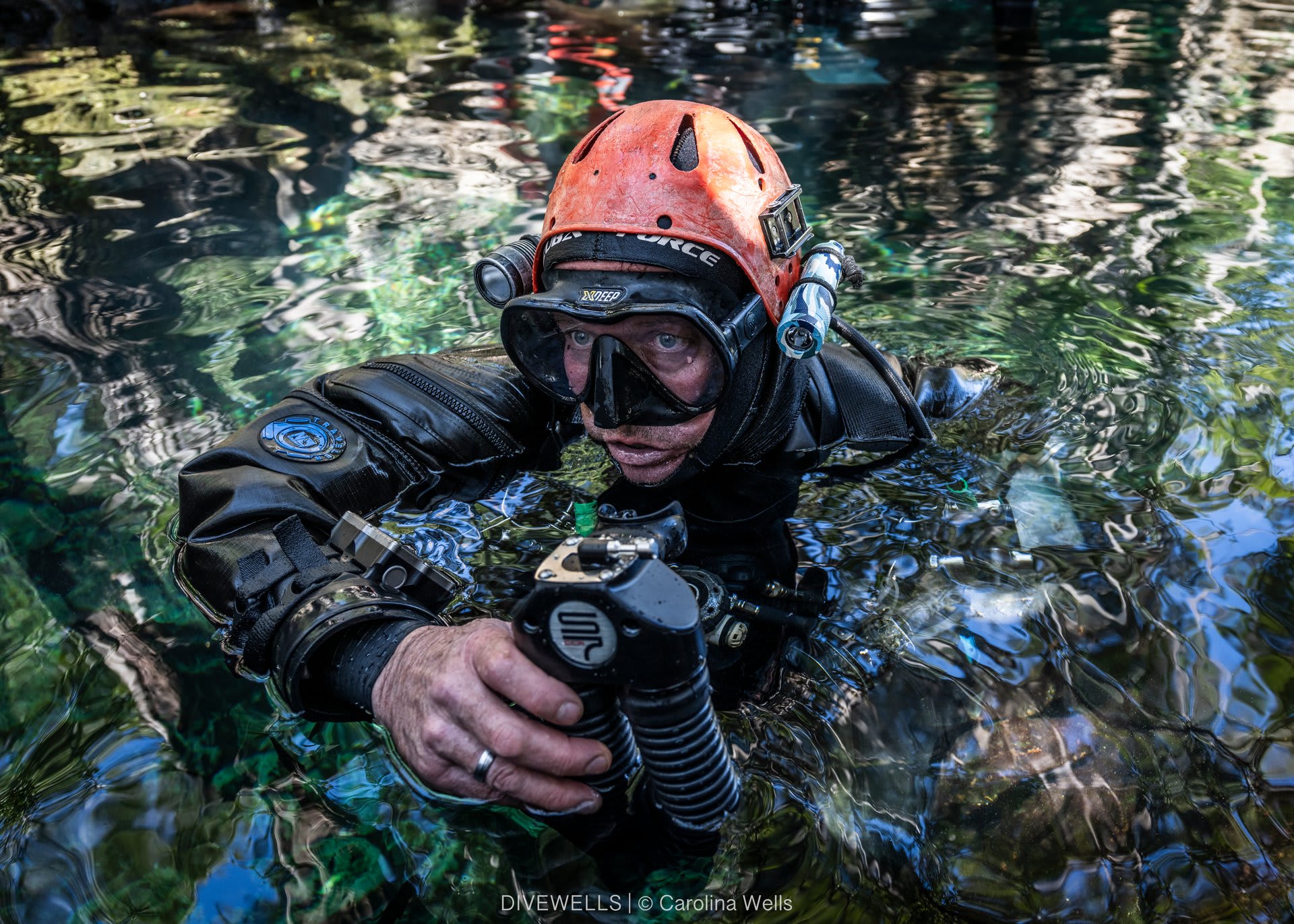 Mergulhador equipado com o rebreather S7 na entrada de um cenote