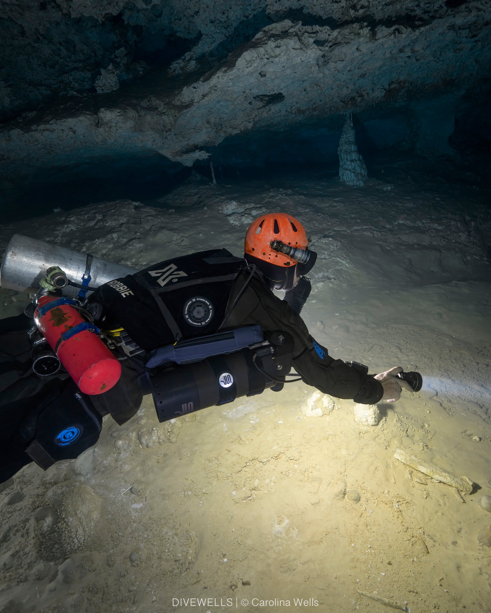Mergulhador com o rebreather S7 em caverna, configuração sidemount