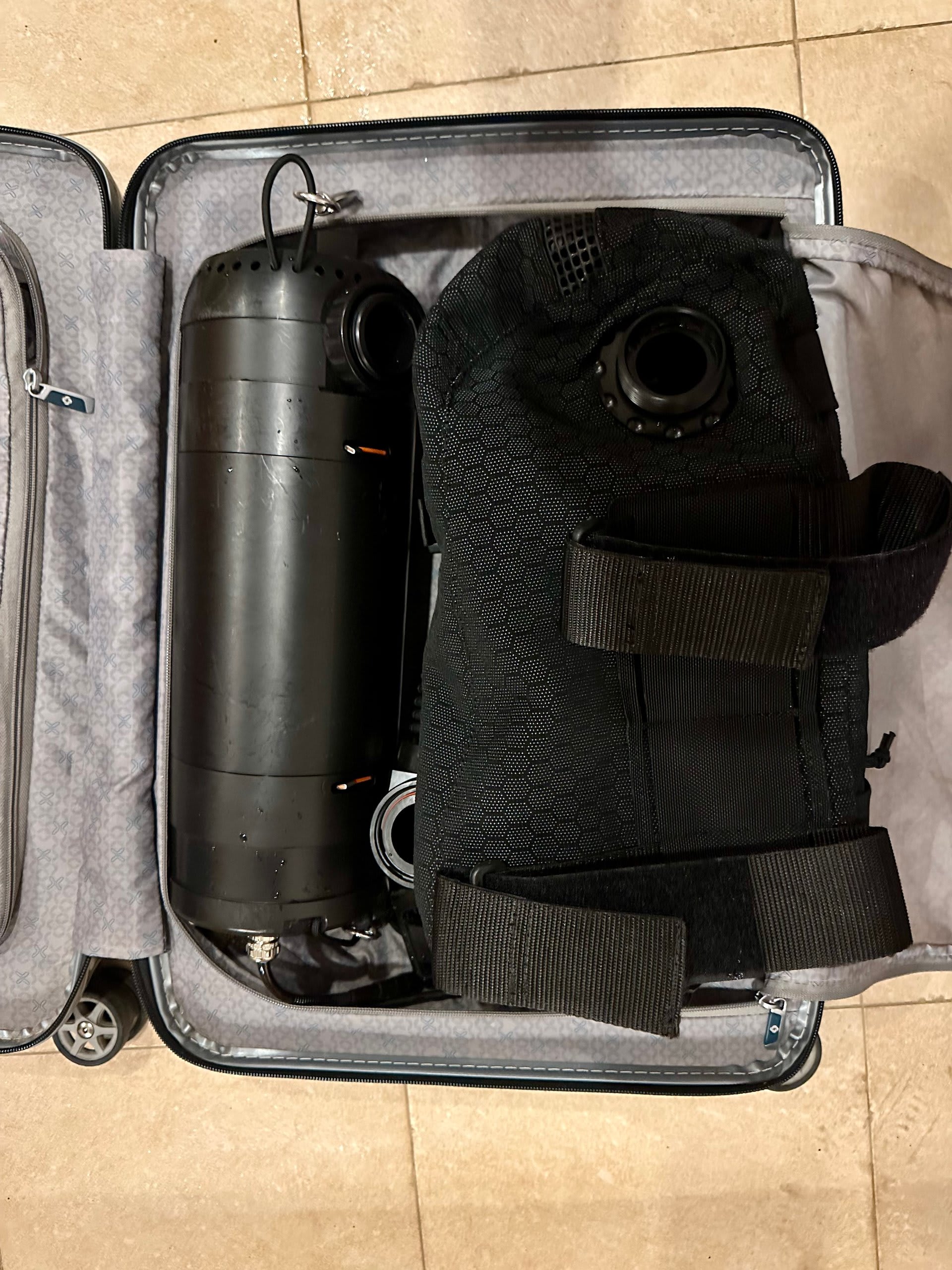 Rebreather S7 desmontado dentro de uma mala de viagem