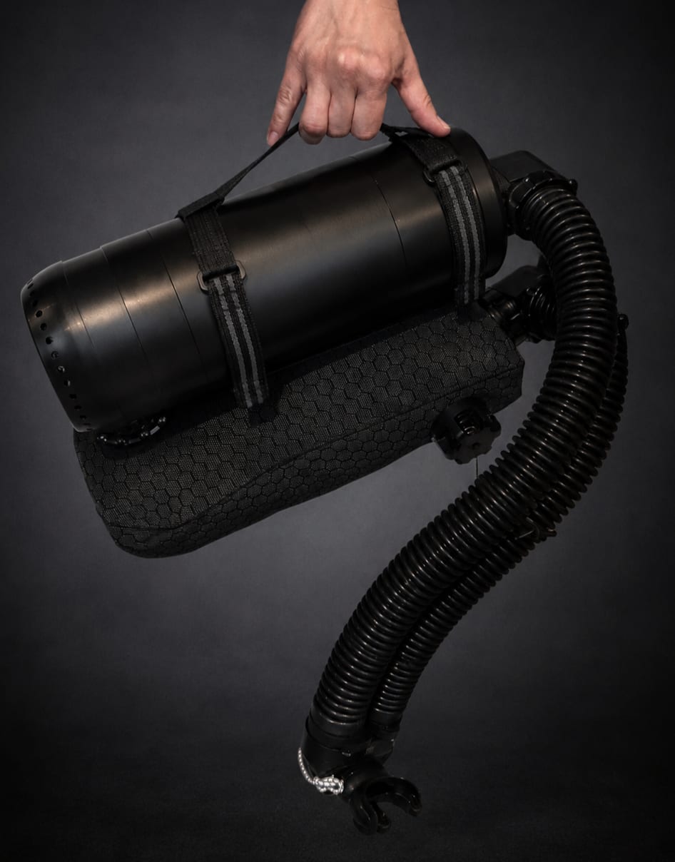 Rebreather S7 segurado na mão, mostrando o tamanho real da unidade