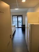 Rustig gelegen bemeubelde kamer met eigen douche, lavabo en frigo. Grote gemeenschappelijke keuken/living + fietsberging