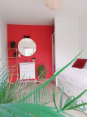 Chambre vue jardin dans maison familiale