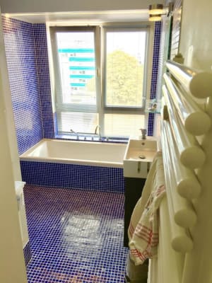 Sala Nog 1 van de 3  gemeubelde studentenkamers (12m2) vrij, enkel meisjes, in zonnig 3-kamer appartement imagem 5