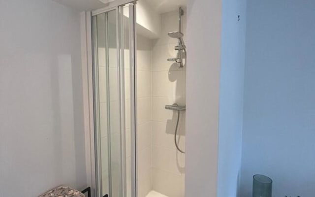 Zimmer Studio with private shower/bath, private toilet and private kitchen Bild 3