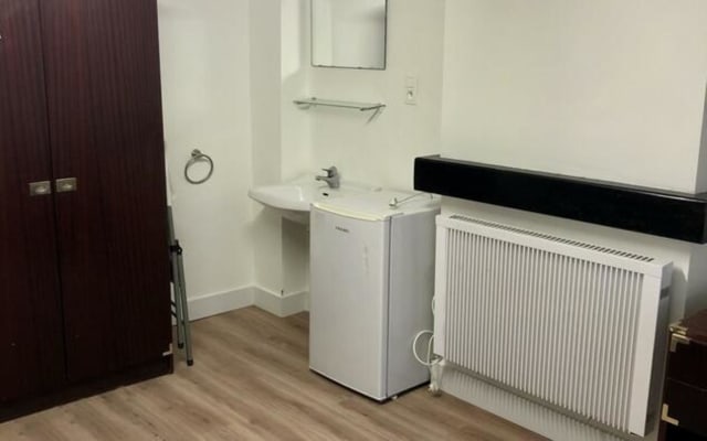 Room Room with shared bath/shower and shared toilet image 4