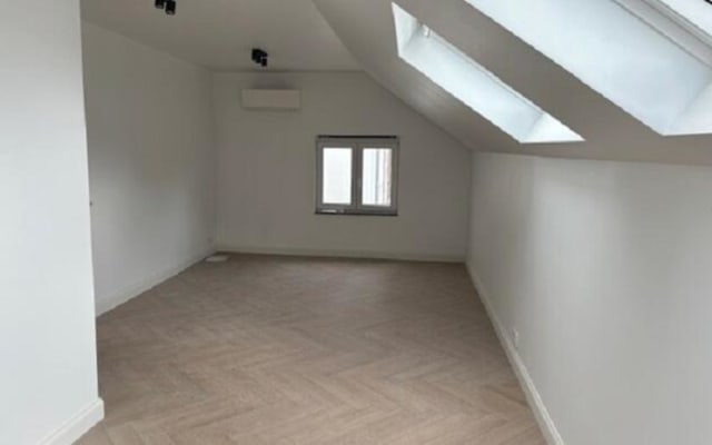 Chambre Room with private shower/bath and private toilet image 1