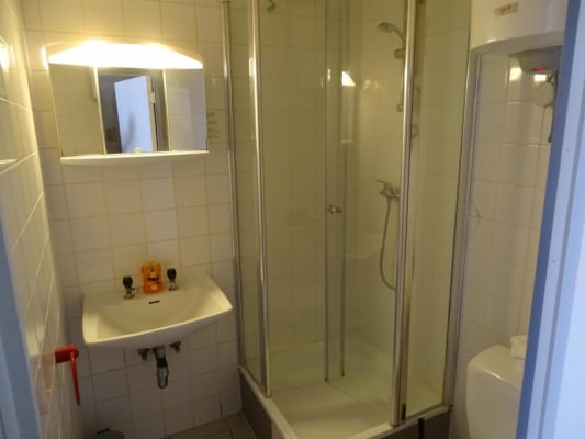 Sala Gemeubileerde studio - 2x eenpersoonsbedden met eigen keuken en badkamer (min. 3 maanden) imagem 3