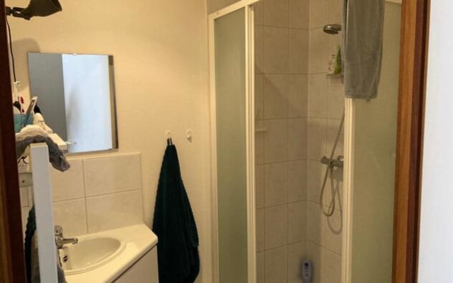 Sala Studio with private shower/bath, private toilet and private kitchen imagem 3