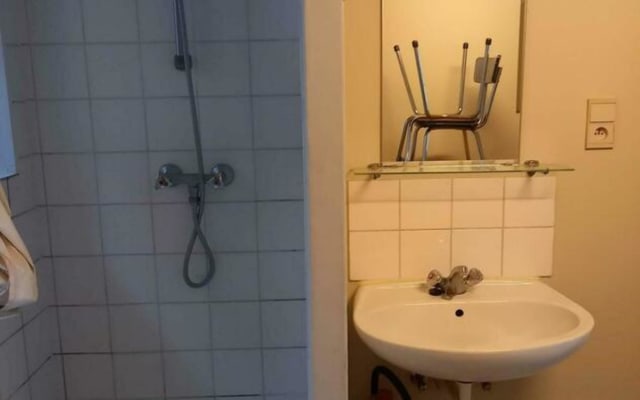 Studio Studio with private shower/bath, private toilet and private kitchen Bild 5