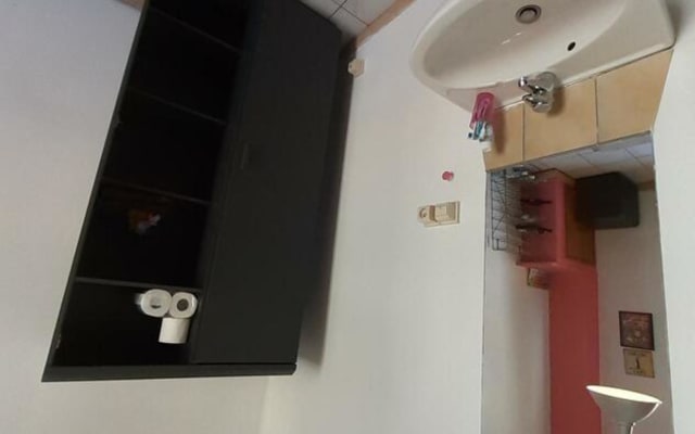 Oda Room with shared bath/shower and shared toilet resim 3