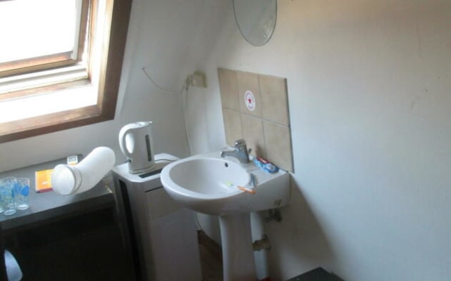 Kamer Room with shared bath/shower and shared toilet foto 2