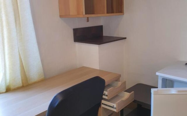 Oda Room with shared bath/shower and shared toilet resim 2