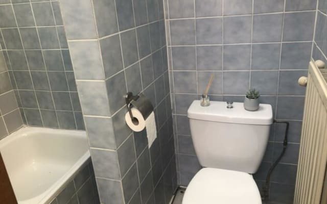 Sala Room with shared bath/shower and shared toilet imagem 1
