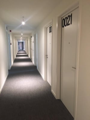 Sala Modern gemeubeld met eigen sanitair en terrasje imagem 3