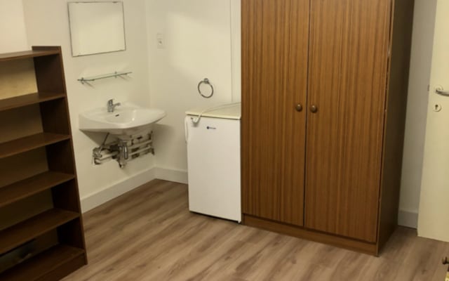 Room Room with shared bath/shower and shared toilet image 4