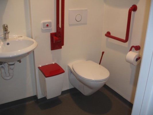 Zimmer Deze kamer is vrij voor juli en augustus voor een vakantiejob of om te studeren voor een herexamen of het maken van een thesis. Bild 4