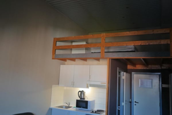 Sala Gemeubileerde studio - 2x eenpersoonsbedden met eigen keuken en badkamer (min. 3 maanden) imagem 1