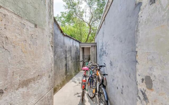 Chambre Room with shared bath/shower and shared toilet image 5