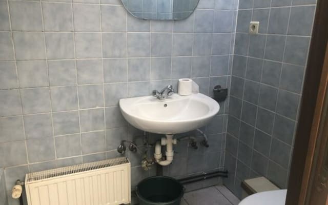 Sala Room with shared bath/shower and shared toilet imagem 2