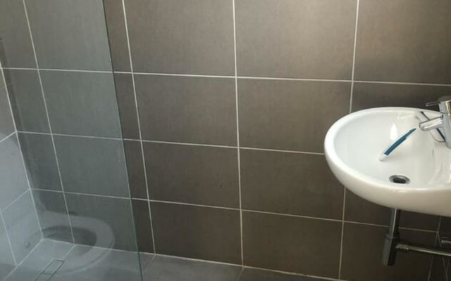 Kamer Room with shared bath/shower and shared toilet foto 2