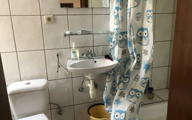 Sala Room with private shower/bath and private toilet imagem 2