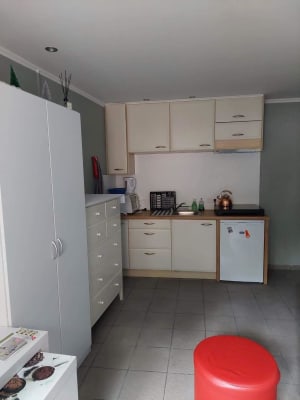 Sala Lichte kamer met keuken en buitenruimte imagem 2