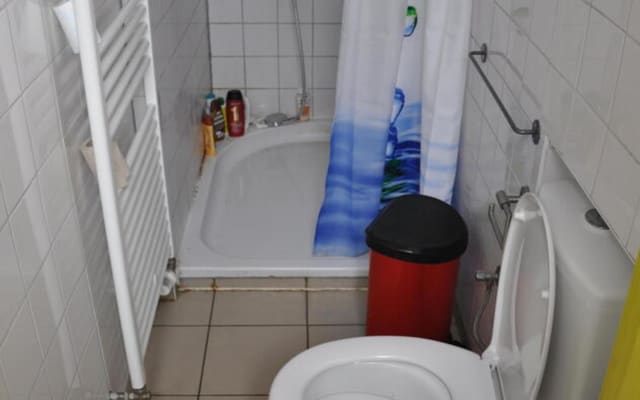 Oda Room with shared bath/shower and shared toilet resim 4