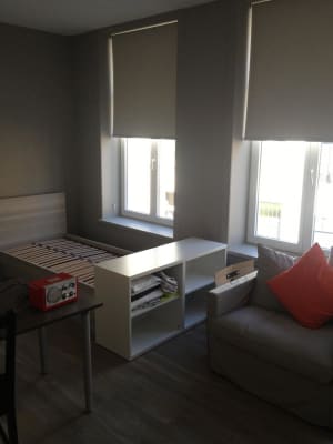 Kamer Nieuwe studentenstudios, volledig gemeubeld, aparte keuken en badkamer per studio. foto 3