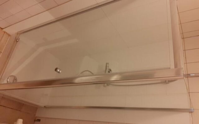 Oda Room with shared bath/shower and shared toilet resim 3