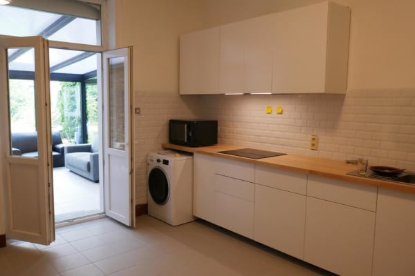 Sala A LOUER 5 grandes CHAMBRES  MEUBLEES en COLOCATION  dans un gd appartement ,au rez avec jardin, très bien situé imagem 1