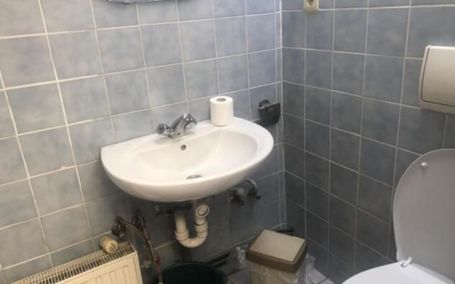 Sala Room with shared bath/shower and shared toilet imagem 2