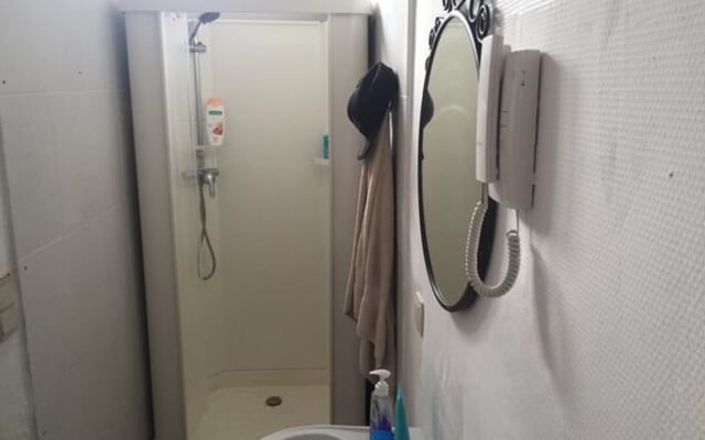 Sala Room with private shower/bath and private toilet imagem 4
